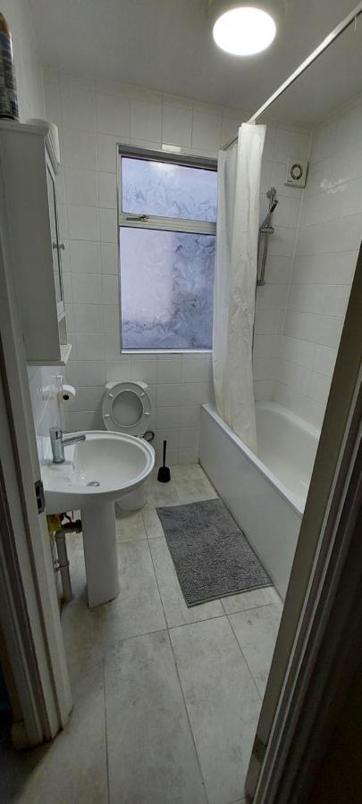 Family Friendly 3 Bedroom Flat Zone 2 - Children Stay Free! London Kültér fotó
